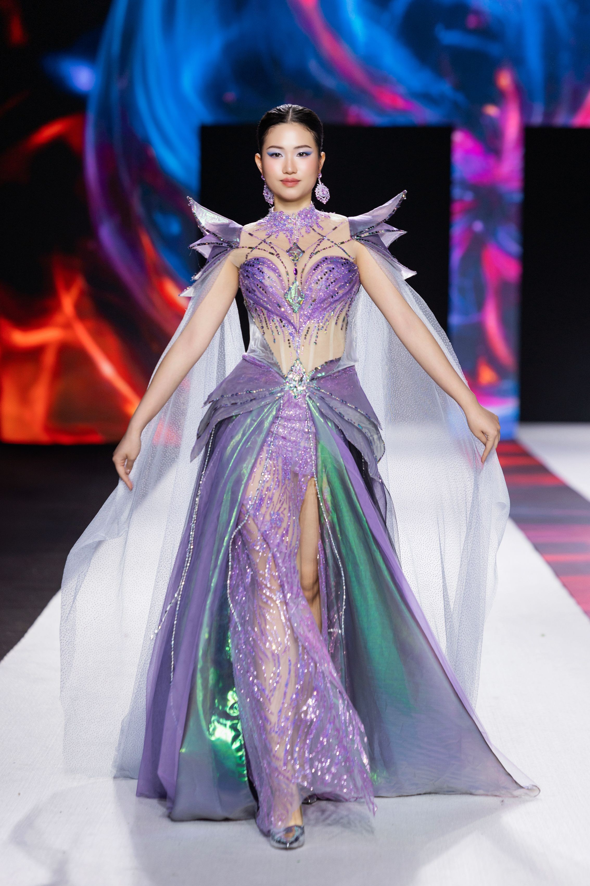 Khuê Anh tạo nên dấu ấn riêng khi kết hợp vẻ đẹp cá nhân với phong cách thiết kế đặc trưng của Tommy Lê.jpeg