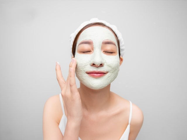 Nếu đã tẩy tế bào chết bằng một sản phẩm chuyên dụng, những ngày tiếp theo nên ưu tiên phục hồi và cấp ẩm thay vì tiếp tục sử dụng thêm các sản phẩm có tính tẩy.


