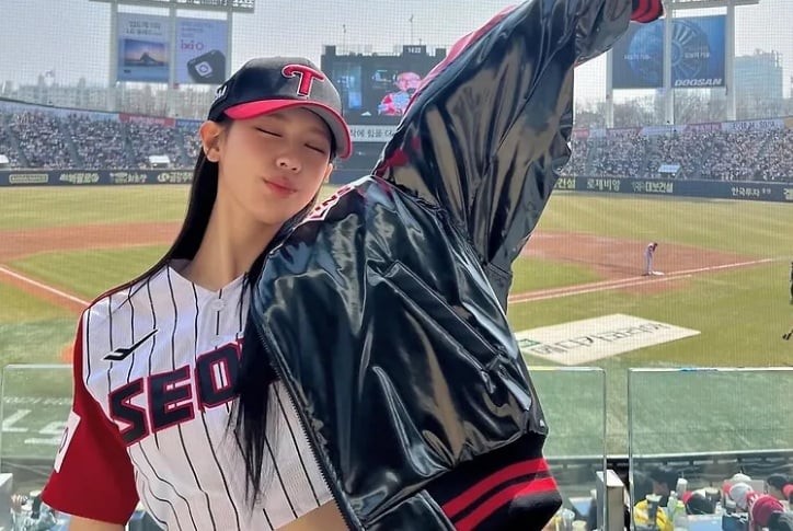 Miyeon ((G)I-DLE) mang đến hình ảnh trẻ trung khi biến tấu áo bóng chày theo hướng hiện đại. 