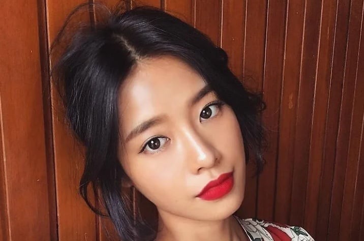 Hiệu ứng bắt sáng vừa phải giúp bề mặt da trông căng khỏe, đồng thời tạo cảm giác gương mặt có sức sống hơn.