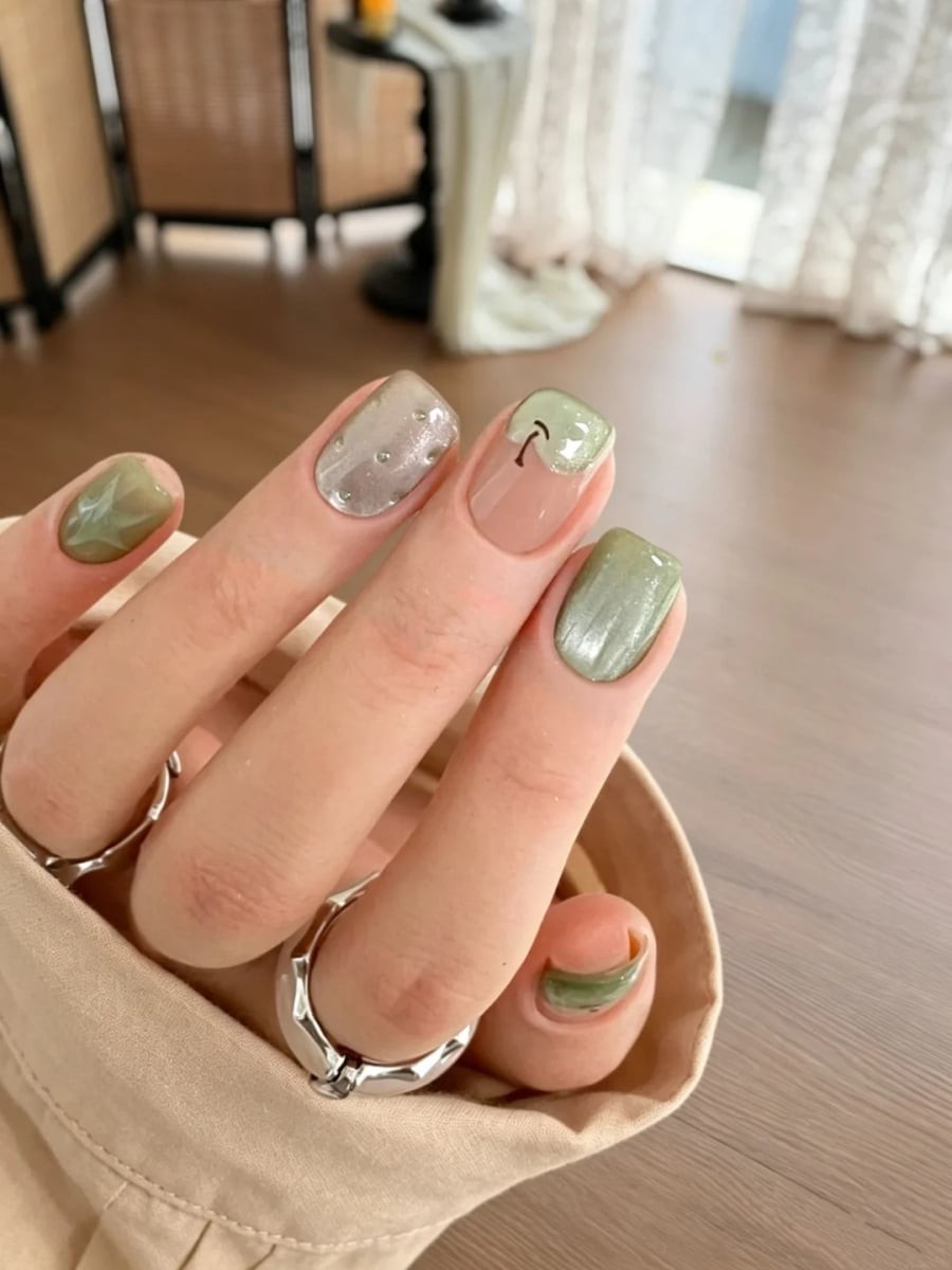 Xanh bạc hà vốn thường được liên tưởng đến mùa hè, nhưng khi giảm độ tươi hoặc pha thêm sắc xám, màu này lại trở nên phù hợp với không khí giao mùa.