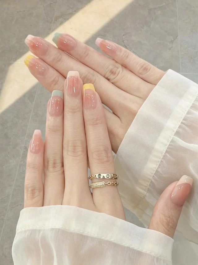 Với những ai yêu thích vẻ nữ tính, xanh baby là lựa chọn đáng thử. 