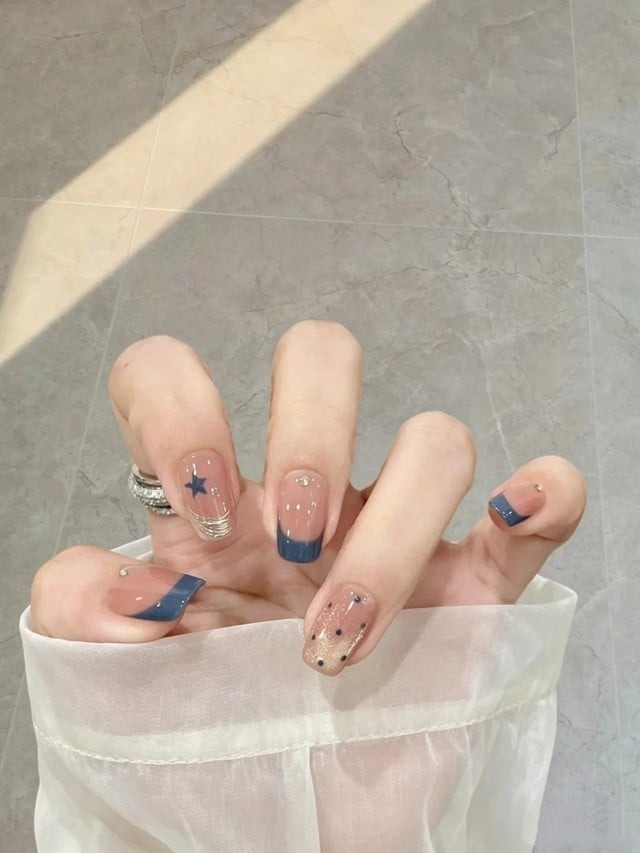 . Một đường French mảnh trên nền nude đã đủ tạo hiệu ứng thanh lịch, đồng thời gợi liên tưởng đến phong cách cổ điển.