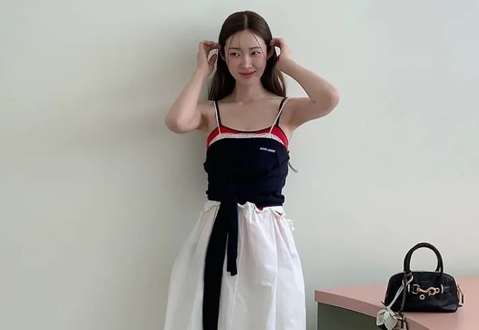 Khi mặc bên ngoài áo ba lỗ, lớp vải xuyên thấu tạo hiệu ứng thị giác thú vị mà không khiến trang phục mất đi sự thoải mái.