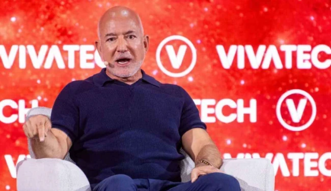 Tỷ phú Jeff Bezos cùng liên minh rót vốn vào Liverpool. Ảnh: Getty.