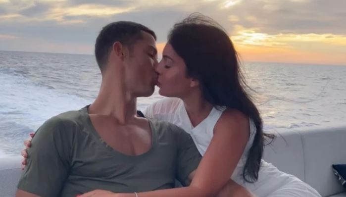 Ronaldo và có hợp đồng hôn nhân chặt chẽ. Ảnh: The Sun.