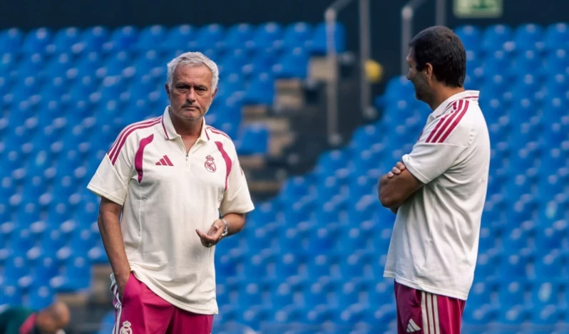 Mourinho với sứ mệnh giúp Real lật đổ Barca ở La Liga. Ảnh: Getty.