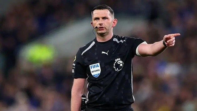 Michael Oliver là trọng tài số 1 Ngoại hạng Anh sau khi Anthony Taylor treo còi. (Ảnh: BBC)