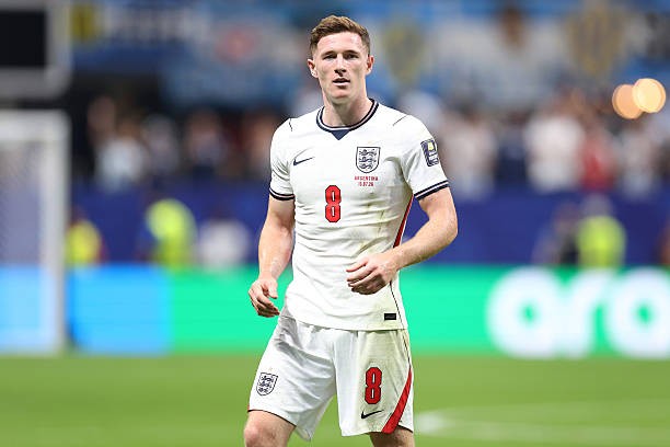 Elliot Anderson khó lòng gồng gánh hàng tiền vệ Manchester City. Ảnh: Getty Images