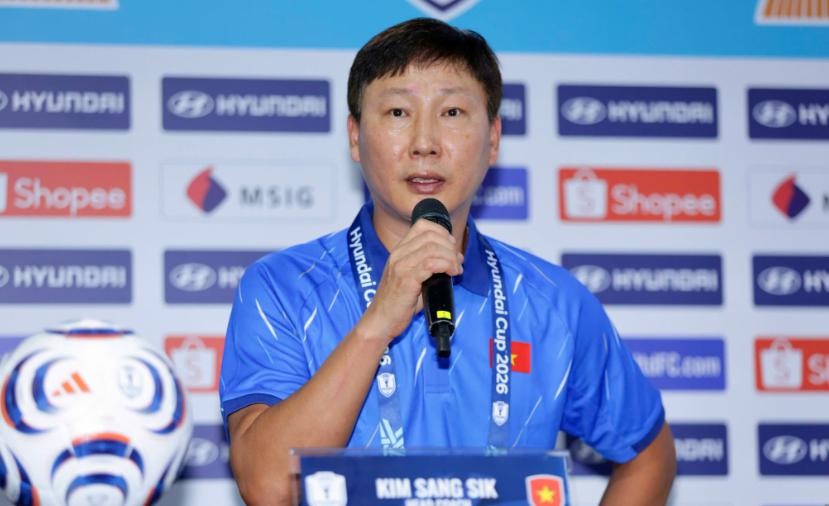 Ông Kim Sang-sik không đưa ra nhận xét về huấn luyện viên Tan Cheng Hoe. Ảnh: VFF
