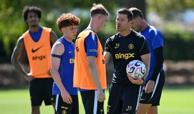 Alonso và các học trò trên sân tập. Ảnh: Trang chủ Chelsea. 