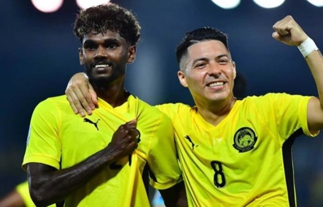 Aguero (cầu thủ mang áo số 8) đang là niềm hy vọng cho hàng công Malaysia. Ảnh: LĐBĐ Malaysia.