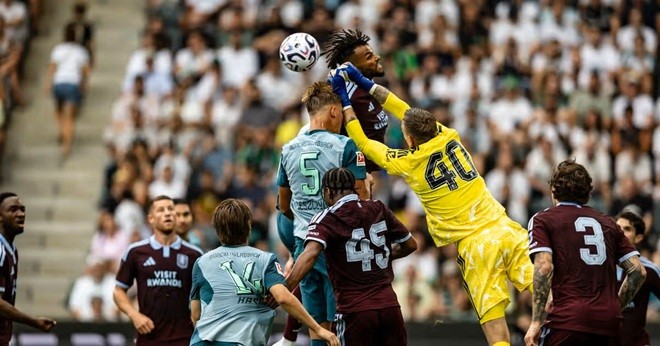 Villa vừa để thua trên đất Đức. Ảnh: Birmingham Mail.