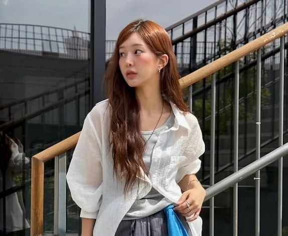Nên ưu tiên sơ mi linen, cotton mỏng hoặc poplin để trang phục vẫn nhẹ nhàng trong thời tiết nóng.