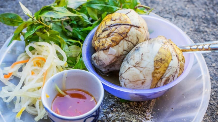 Nên ăn trứng vịt lộn vào buổi sáng hoặc buổi trưa.
