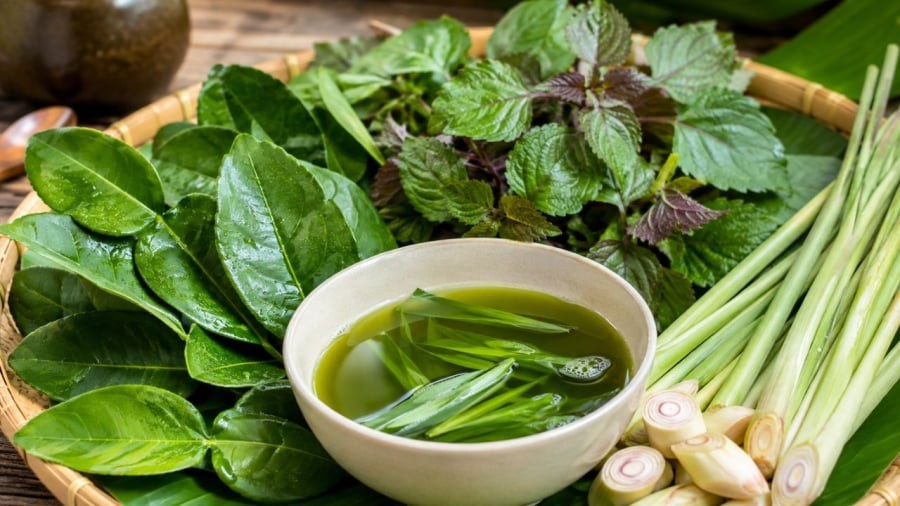 Gội đầu nước lá là phương pháp truyền lại theo kinh nghiệm dân gian