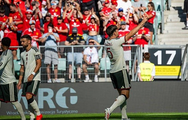 Harry Maguire (5 điểm): Đánh đầu ghi bàn tuyệt vời từ quả phạt góc, nhưng chọn vị trí kém ở bàn thua của Chukwueze và thiếu đi sự chỉ huy thường thấy.