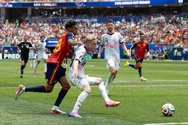 Joaquin Seys theo kèo Yamal ở World Cup. Ảnh: Getty Images.