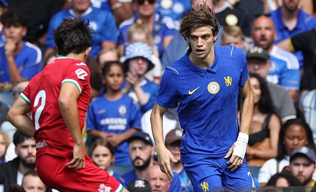 CĐV Chelsea chê bai Palestra trong trận thắng Sociedad. Ảnh: Getty Images