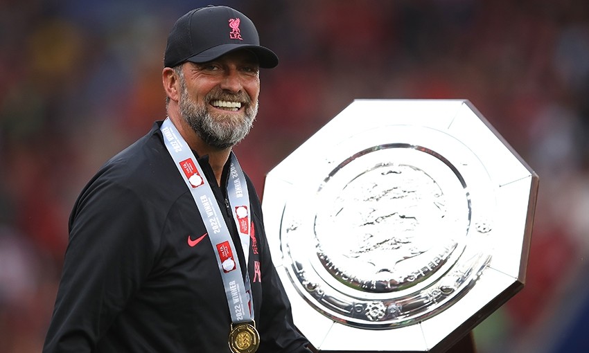 HLV Jurgen Klopp bên danh hiệu FA Community Shield. Ảnh: Liverpool FC.