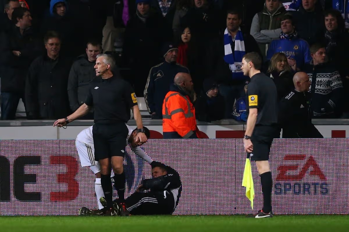 Charlie Morgan sau khi chịu cú đá của Eden Hazard. Ảnh Getty Images.