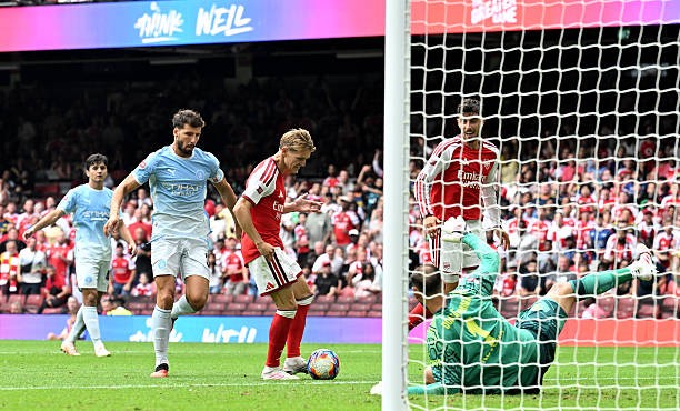 Martin Odegaard nâng tỷ số lên 3-0 cho Arsenal.