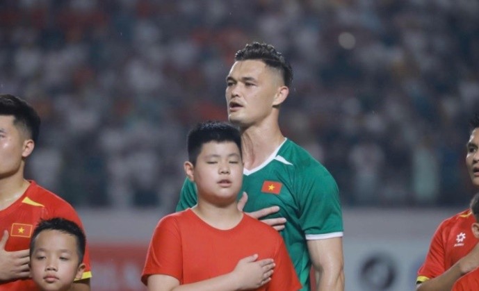 Lê Giang lĩnh thẻ đỏ nhưng trọng tài cũng đã sớm hủy bỏ quyết định rút thẻ. Ảnh: VFF.