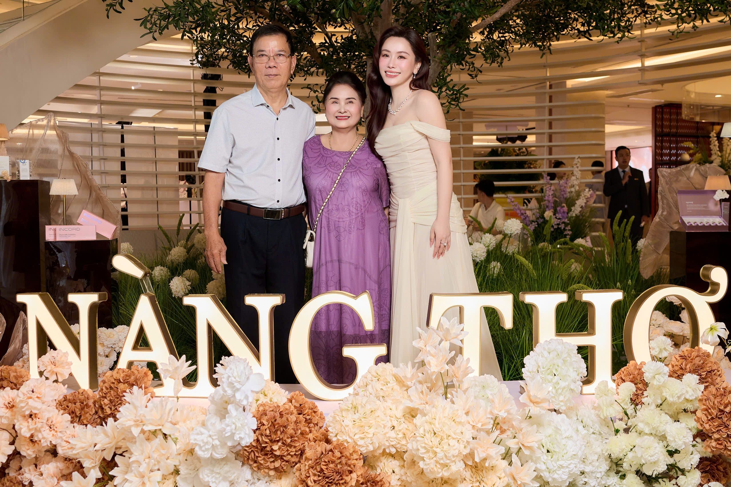 MC Anh Thơ và bố mẹ.jpg