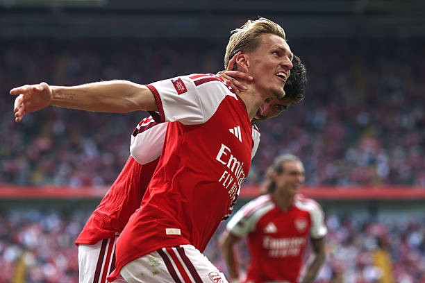 Martin Odegaard – 9 điểm: Nhạc trưởng người Na Uy có một ngày thi đấu hoàn hảo khi mọi pha xử lý đều mang lại hiệu quả cao. Anh châm ngòi cho bàn thắng thứ hai bằng đường chuyền mở bóng thuận lợi cho Tzolis, trước khi tự mình ghi tên lên bảng tỷ số bằng pha chạm bóng tinh tế và cú sút chìm hiểm hóc.