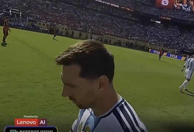Hình ảnh Messi từ góc nhìn của trọng tài. Ảnh: Chụp màn hình.