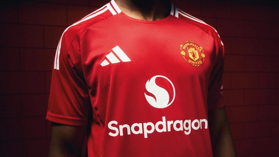 Đằng sau những con số khổng lồ trên ngực áo. Ảnh: Man Utd/adidas.