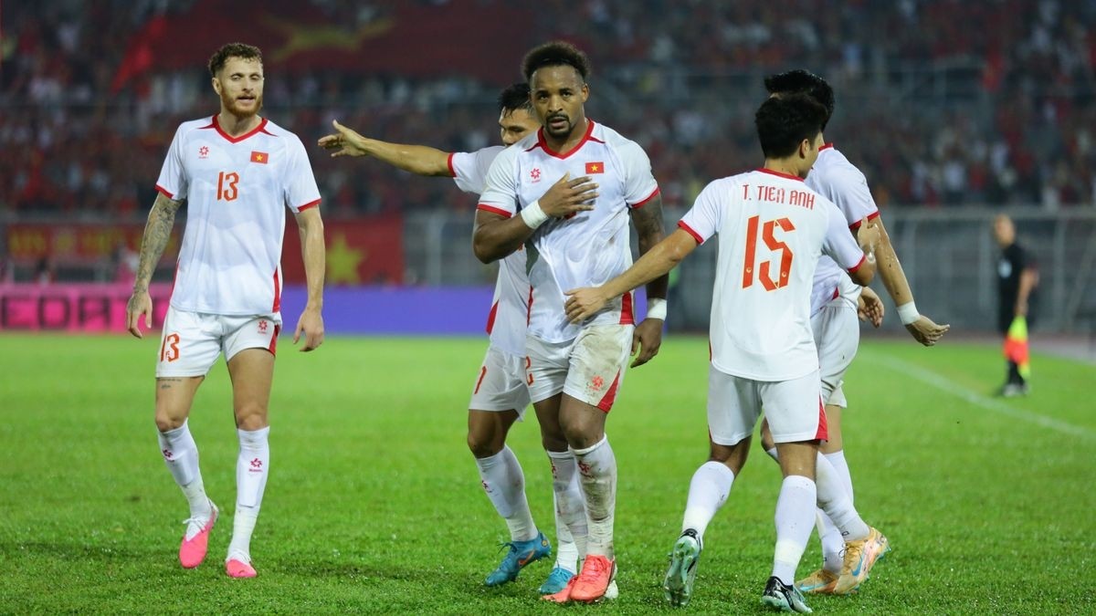 Xuân Son đã có một pha đánh đầu dũng mãnh ở trận lượt đi gặp Malaysia. Ảnh: AFC.