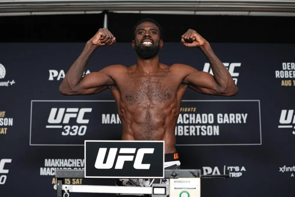 Chidi Njokuani tạo dáng trên bàn cân tại UFC 330