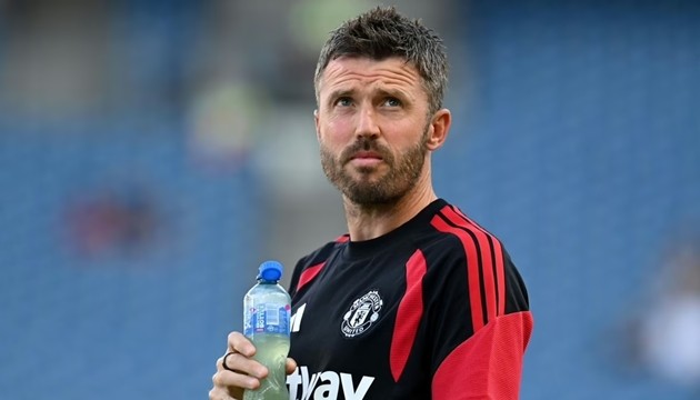 Michael Carrick đau đầu trong việc tính toán và phân bổ dàn nhân sự Man United. Ảnh: Getty Images