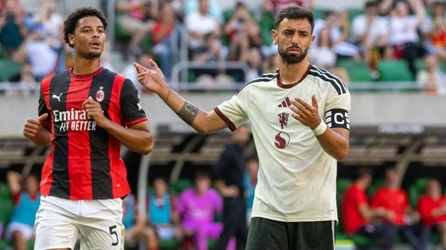 Man Utd thua ngược Milan 2-4 khi hàng thủ dâng cao. (Ảnh: Metro)