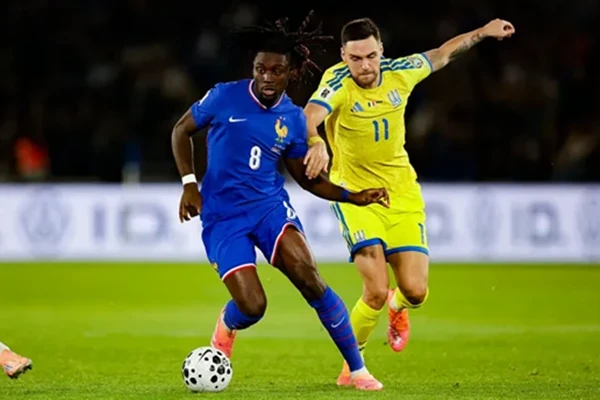 Manu Kone (áo xanh) được Man Utd lẫn Chelsea quan tâm. Ảnh: Getty Images