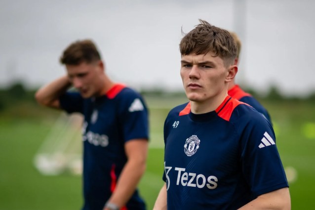 Ethan Ennis ra đi sau khi không thể cạnh tranh 1 suất đá chính ở MU. Ảnh: Getty.