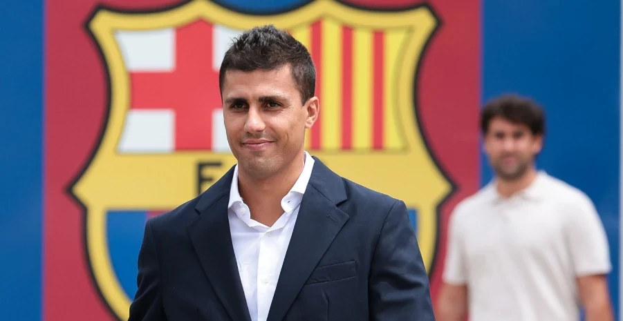 Rodri chuẩn bị hoàn tất thủ tục cập bến Barcelona. Ảnh: Getty.