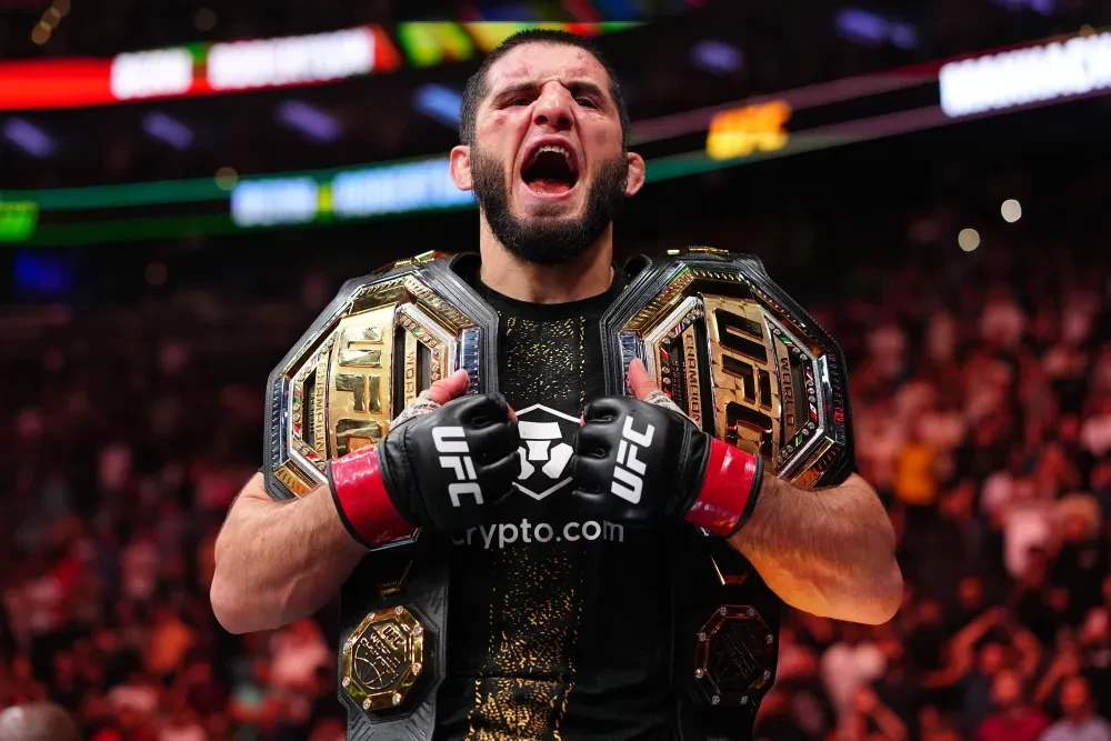 Islam Makhachev ăn mừng chiến thắng tại UFC 330
