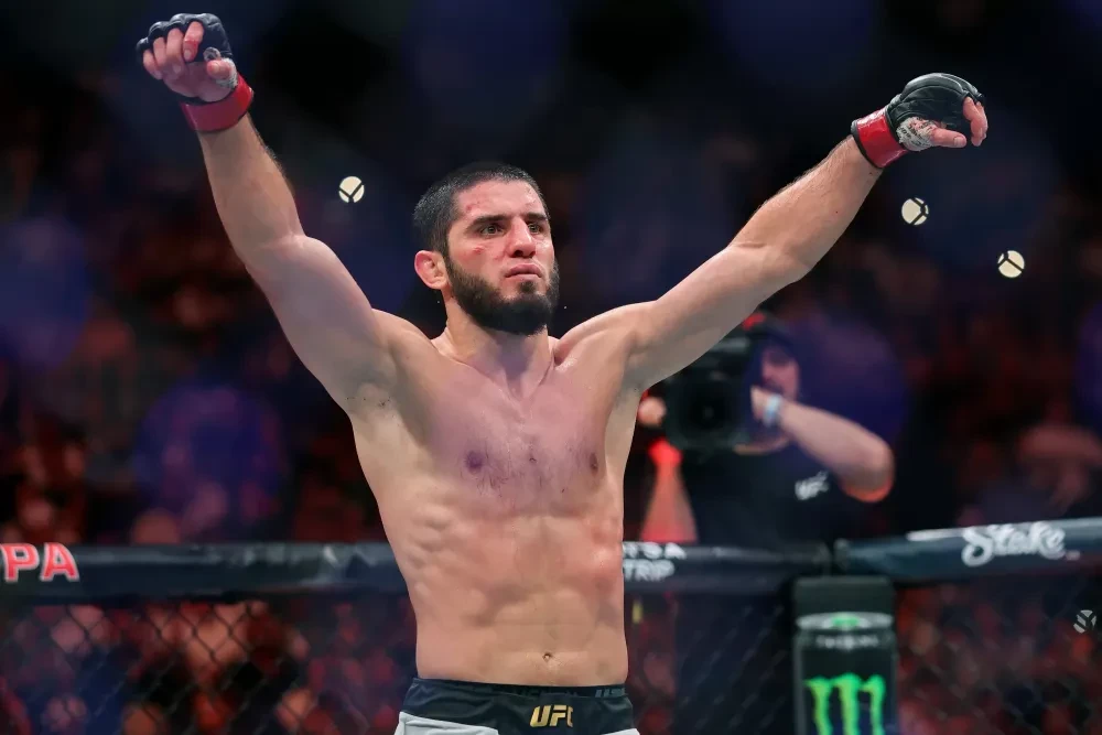 Islam Makhachev trong lồng bát giác