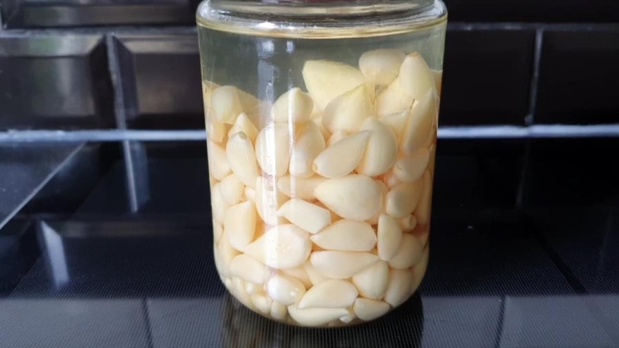 Tại sao quán ăn thường ngâm tỏi vào nước sôi?
