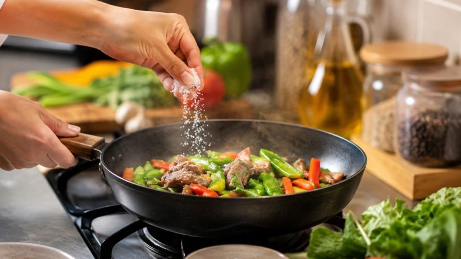 Nêm muối thời điểm thích hợp giúp món ăn ngon hơn