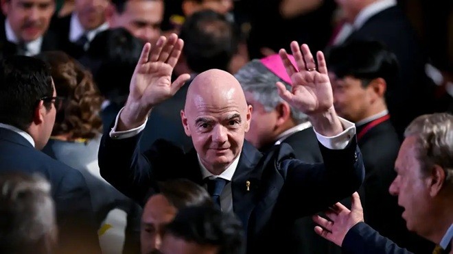 Vẫn có một nhóm ủng hộ Infantino. Ảnh: Getty.
