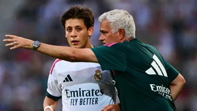 Mourinho phải sớm tìm nhạc trưởng cho hàng tiền vệ. Ảnh: Getty.