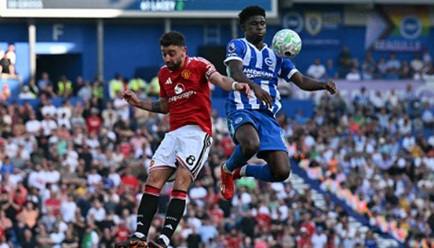 Carlos Baleba sắp trở thành đồng đội của Bruno Fernandes. Ảnh: Getty Images