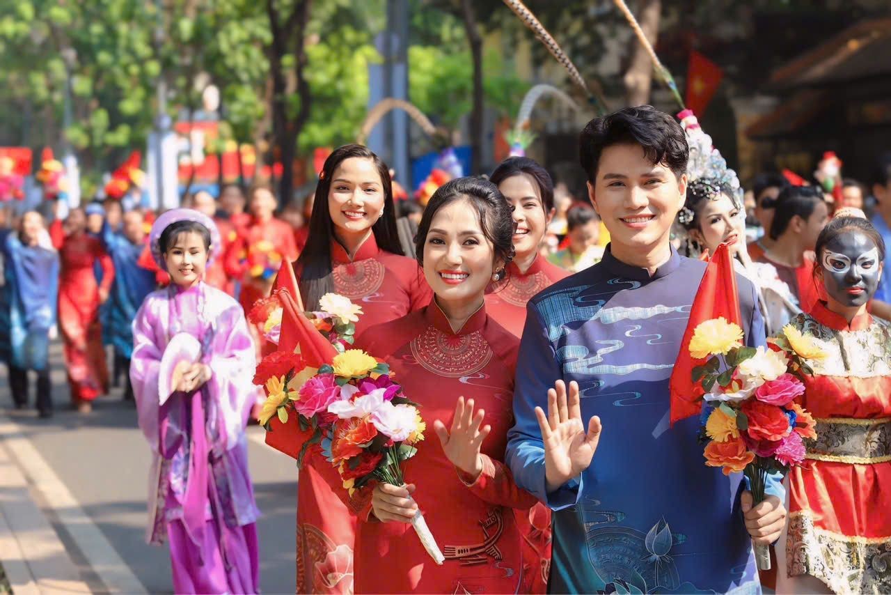 Văn nghệ sĩ tiêu biểu diễu hành 7.jpg