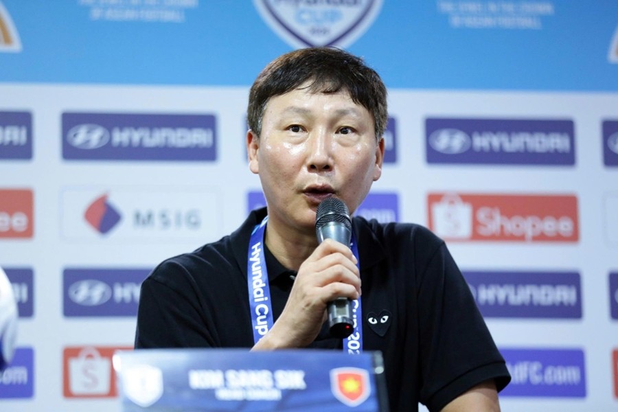HLV Kim Sang Sik trong phòng họp báo. Ảnh: VFF.