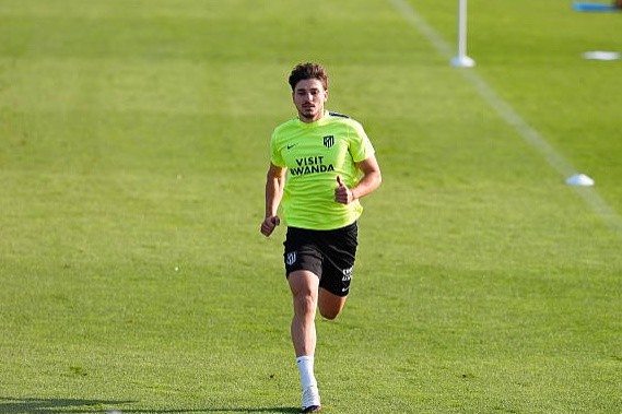 Alvarez luyện tập trong màu áo Atletico. Ảnh: Getty.