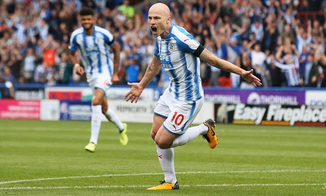 Aaron Mooy trong màu áo Hudderfield. Ảnh: Getty.