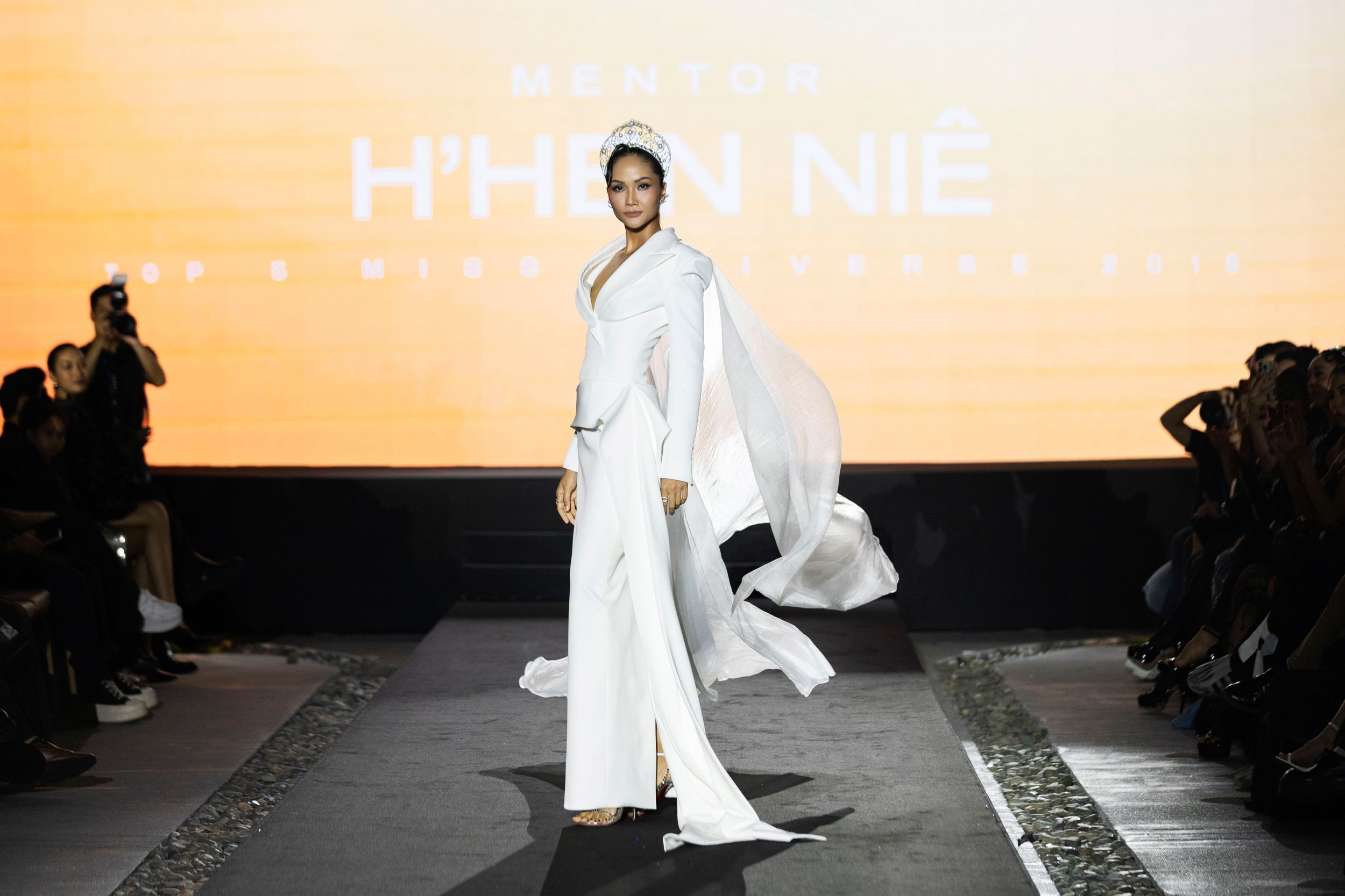 5. Mentor H'Hen Niê khoe vẻ đẹp thanh thoát trong sắc trắng tinh khôi.jpeg